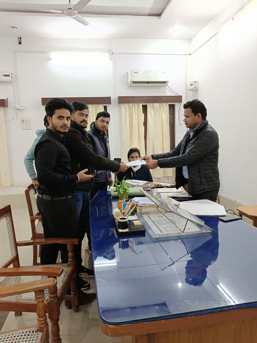 JsrsV's tweet image. JSRS वाराणसी द्वारा मलदहिया चौराहा लाजपत नगर कॉलोनी गेट के सामने मंदिर के बाउंड्रीवॉल पे हिन्दू देवी देवताओं के मार्बल चित्र और कूड़ा कचरा एवं गंदगी कई वर्षों से की जा रही।वहां से मार्बल,टाइल्स हटाने और कूड़ेदान को अन्यत्र स्थानांतरित करने हेतु ज्ञापन सौंपा गया नगर निगम आयुक्त को