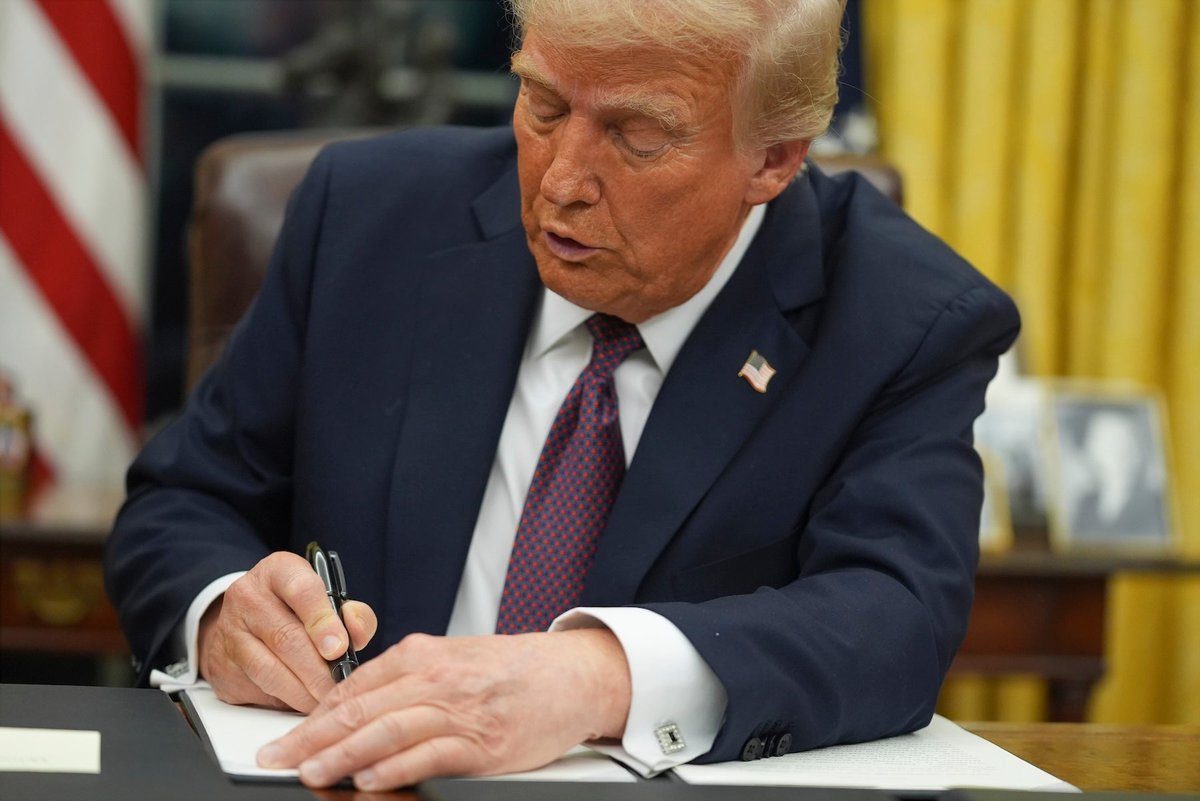 GuntherEagleman's tweet photo. BREAKING: Just now, Trump signed the order imposing 25% tariffs on Mexico and Canada, and 10% on China! https://t.co/8J0idNtT0r