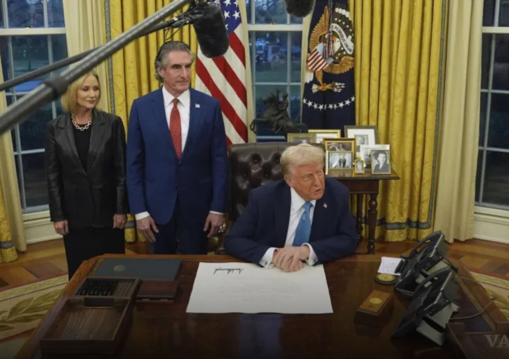 LesterPro_'s tweet photo. #NOW | Trump firma los aranceles del 25% contra México y Canadá y 10% contra China https://t.co/OBb6ZXcXXN