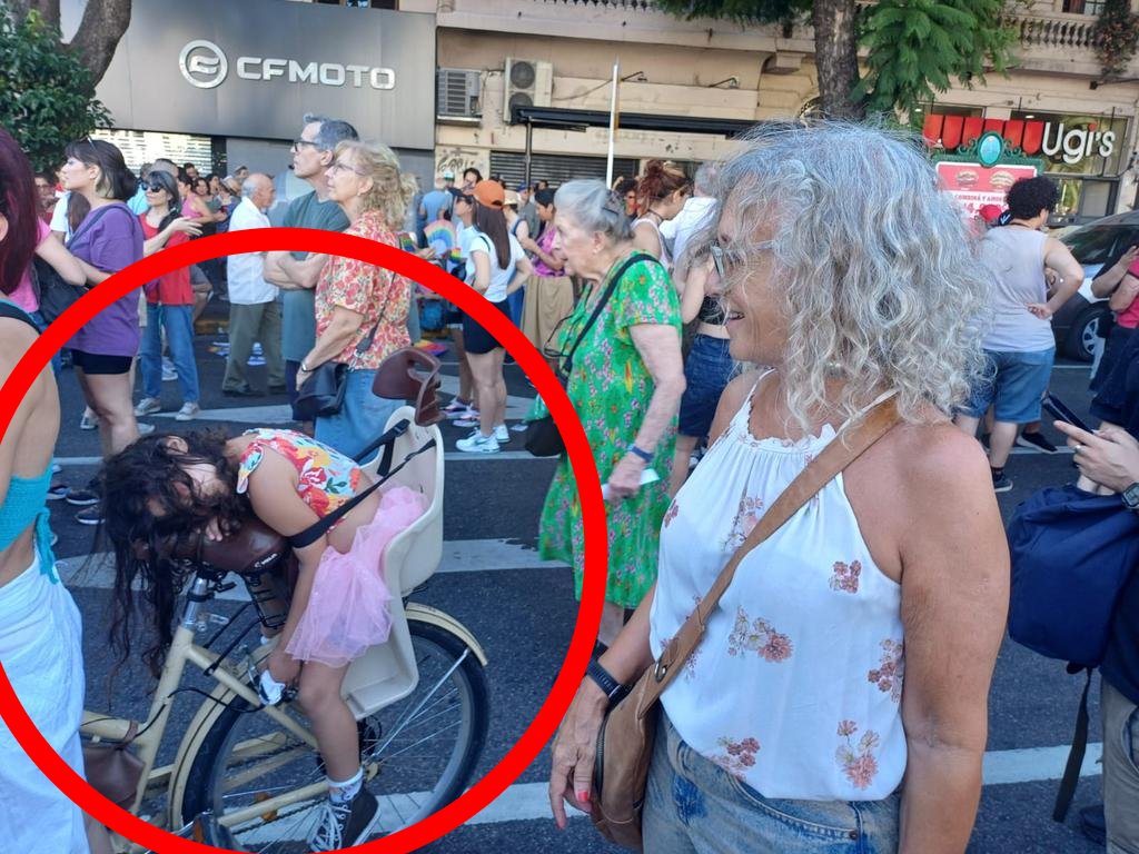 therealbuni's tweet photo. -Ma podemos volver a casa? Me aburro, hace calor y esos señores me dan miedo...

Cállate pendeja que ya lo estamos por tumbar a milei 😤✊️ https://t.co/i7DHJipO8l