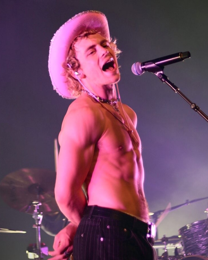 DailyRoss's tweet photo. .@RossLynch on stage at The Driver Era’s show in Adelaide, Australia - January 27 🤠💖🖕🏻

📸: kryptonian_goddess33.1 on Instagram https://t.co/yGzD250nuE