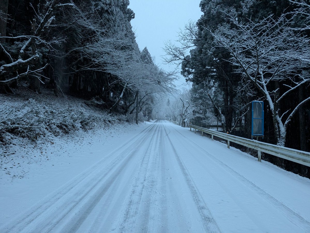 2月2日(日) 節分 午前7:00現在 雪が降っております 二瀬ダムより神社