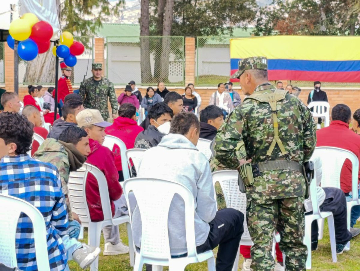 emisoraejercito's tweet photo. ¡Orgullo nacional! Jóvenes colombianos en Tunja, Boyacá, listos para servir al país en el Batallón de Apoyo y Servicios para el Combate No. 1 💪🏾 ¡La juventud colombiana dice presente! #IncorpórateAlEjército https://t.co/tA62plz8h7