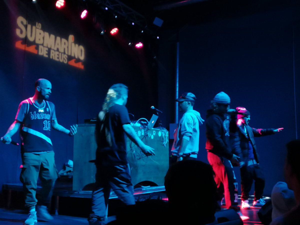 Son els <a href="/pawngang_/">Pawn Gang</a> estan actuant a <a href="/losubmarinoreus/">Lo Submarino de Reus</a> de #Reus #concert_num 3819