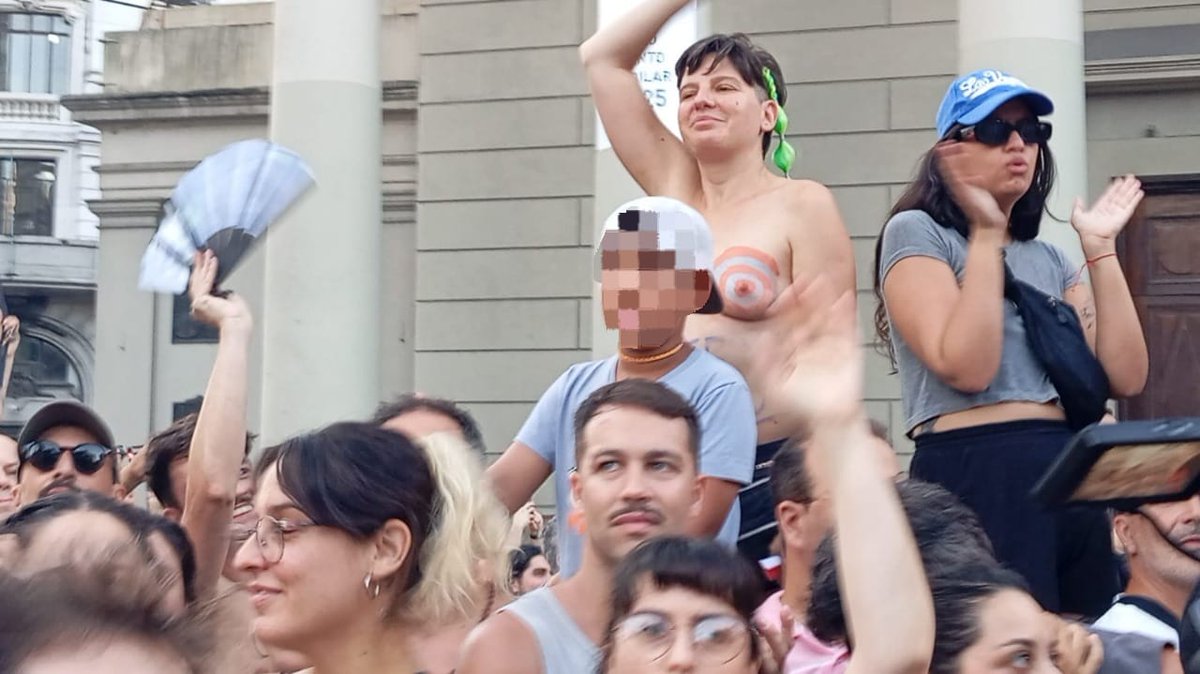 CON LOS NIÑOS NO. 

Enfrente de la Catedral, esta imagen lamentable muestra cómo se expone a los niños a situaciones totalmente inapropiadas.
