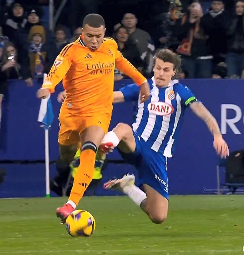 Dos imágenes juntas se entienden mejor: si se hubiese sancionado la primera, no se habría producido la segunda. Chispún.