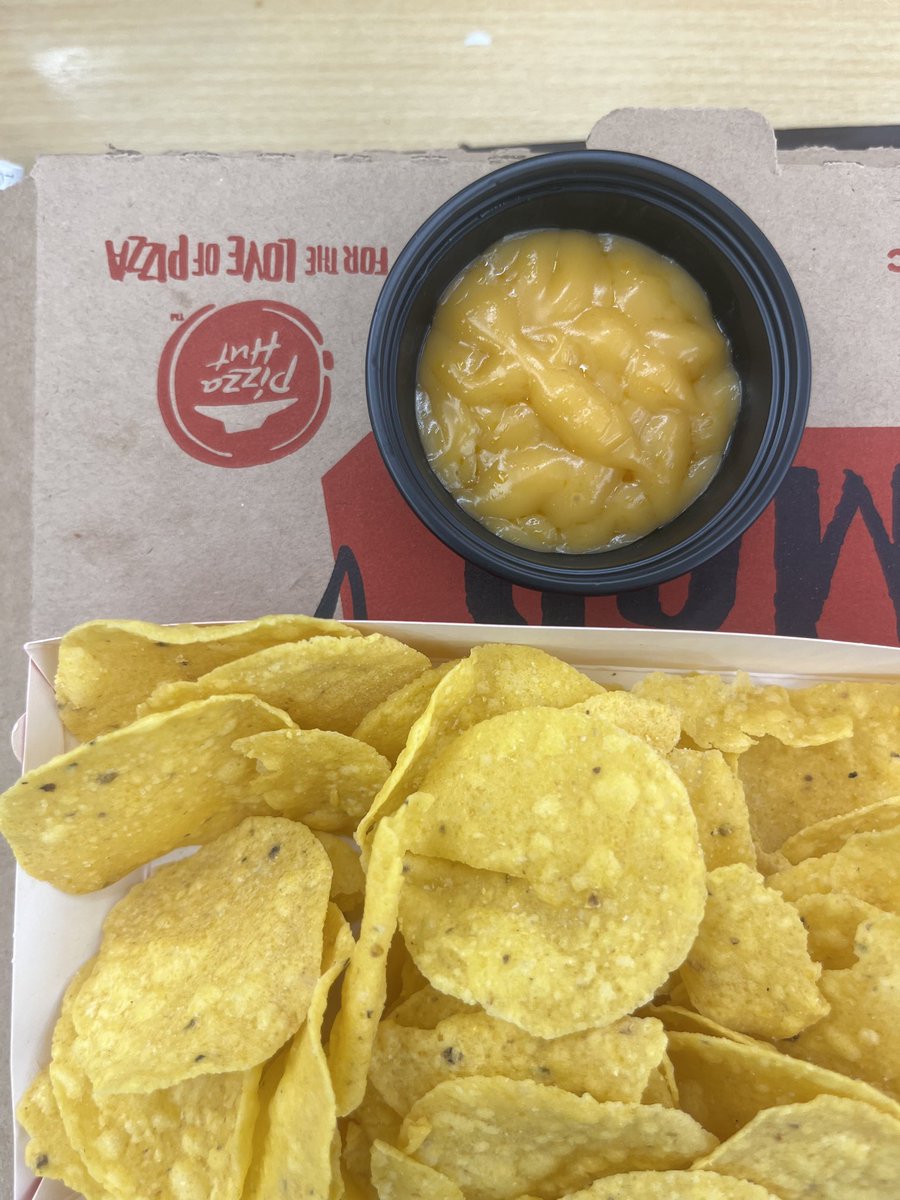 ⁦<a href="/PizzaHutEC/">PizzaHutEC</a>⁩  salsa de nachos dañada con las gotas de grasa en la superficie … dicen los encargados que así les envian la salsa ???
