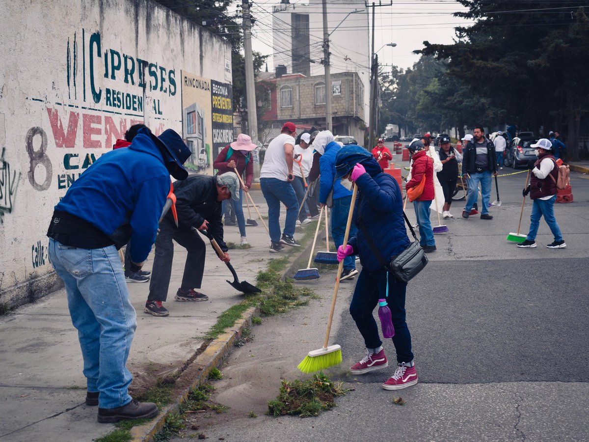 DIF_Toluca's tweet photo. ¡El #DIFToluca continúa con el programa #YoPongoGuapaToluca! 🌳

Nuestro compromiso es garantizar espacios públicos limpios y saludables para todos. Seguimos trabajando en calles, parques y avenidas para mantener la ciudad en las mejores condiciones.

#RocioPegueros https://t.co/1bQeNAOTFI