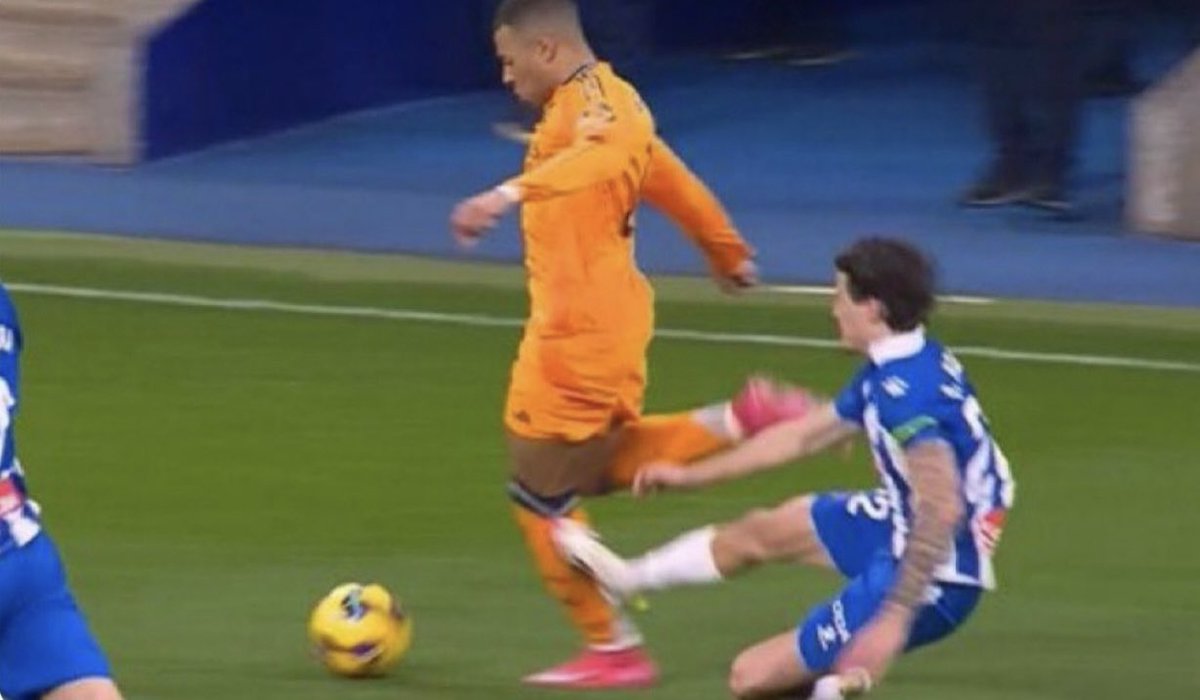 Casualidad que, en el mismo día, tampoco se haya expulsado por esta entrada a este jugador, quien después marcó el gol de la victoria. Ni siquiera se ha revisado en el VAR… ¡CASUALIDAD! 😏😏😏 ¿Hoy no se llora Cholo? Naaaahh