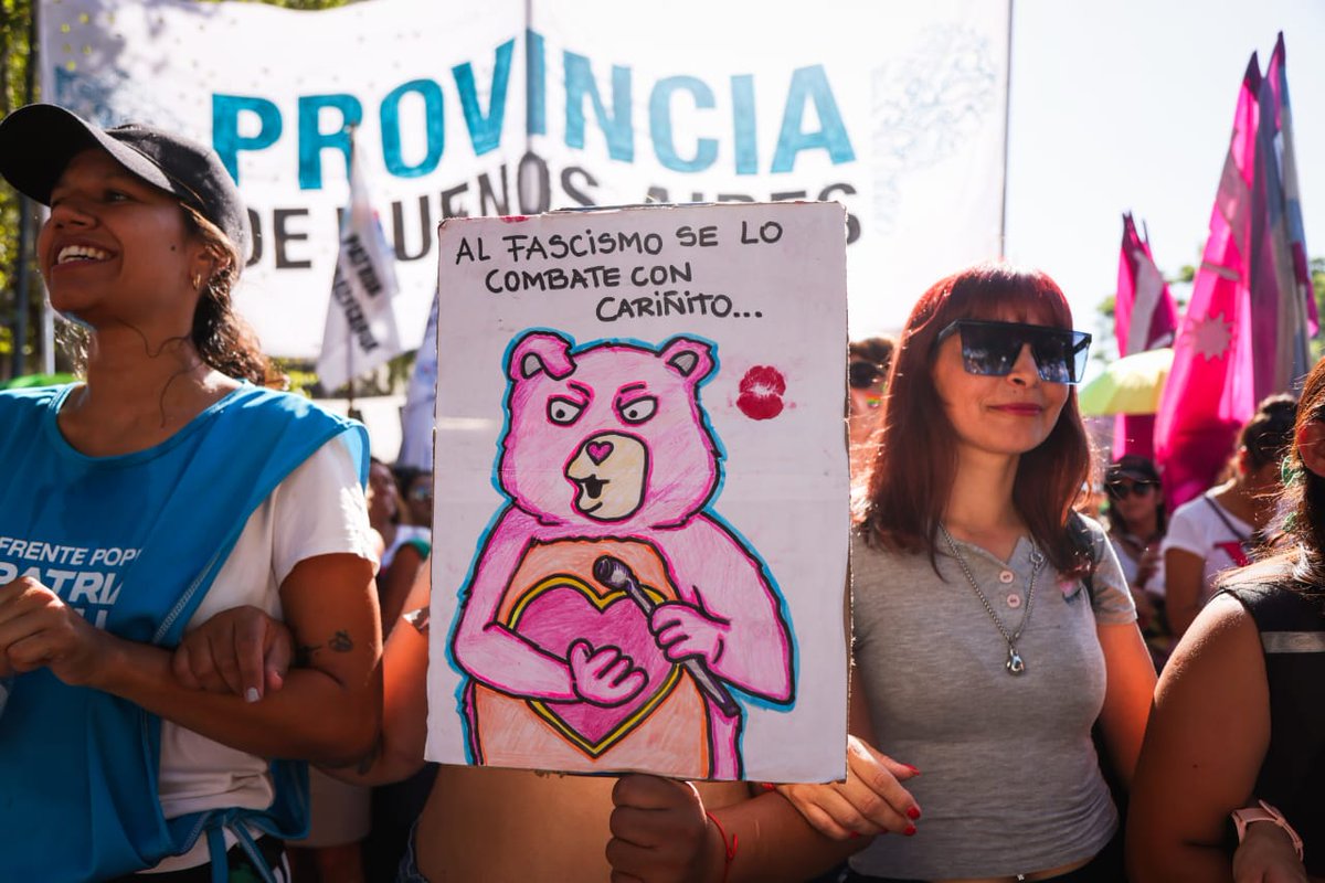 vtolosapaz's tweet photo. Marchamos desde el Congreso hasta la Plaza de Mayo en defensa de la diversidad contra todo mensaje de odio de este gobierno fascista, contra su violencia política, su machismo berreta, su racismo y ante cada intento de avanzar sobre los derechos conquistados.

Estamos en las calles, con los compañeros, diferentes colectivos, estudiantes, jubilados para defender lo que le pertenece al pueblo y dejarle bien claro a Javier Milei que sus dichos discriminatorios, misóginos y violentos no tienen lugar en nuestra democracia. Varios sectores de la sociedad se hartaron de que el presidente ataque al pueblo argentino.

Hoy, el país demostró que el camino para construir una patria igualitaria y tolerante se hace desde el amor y el respeto. Como dice nuestra hermosa marcha: “Para que reine en el pueblo el amor y la igualdad”.✌🏽️💖🏳‍🌈