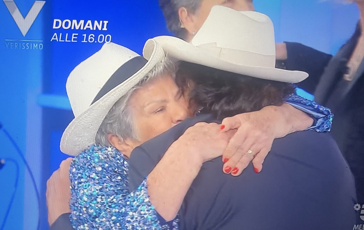 tru3blue__'s tweet photo. Io che incontro la mia celebrity crush dopo 90 anni:  #CePostaPerTe https://t.co/HQai9v7Dn3