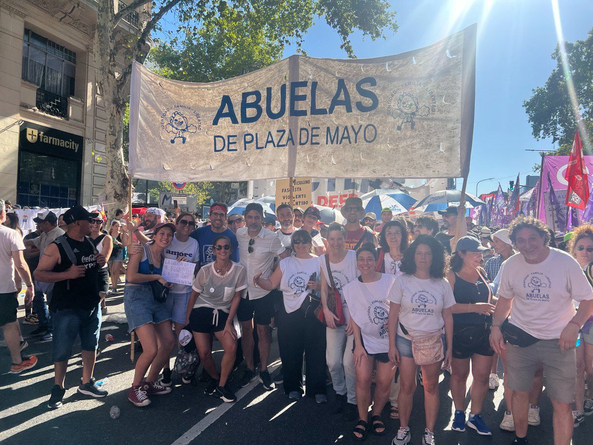 🌈 La bandera de #Abuelas en la #MarchaAntifascista #Marcha