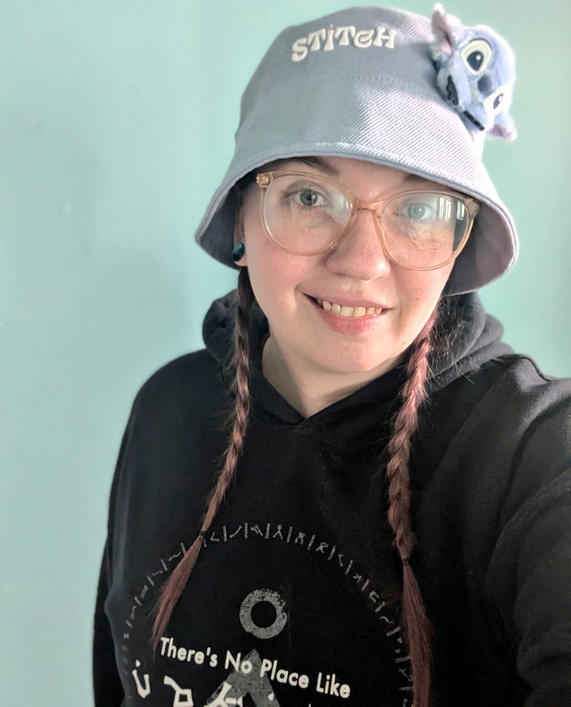 Cass {Auntie's Back!} tweet media