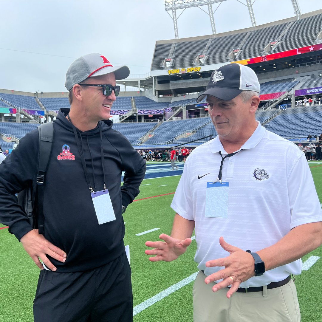 Coach 🤝 Coach 


Don Shula High School Coach of the Year, John Hart, making a #ProBowlGames appearance!