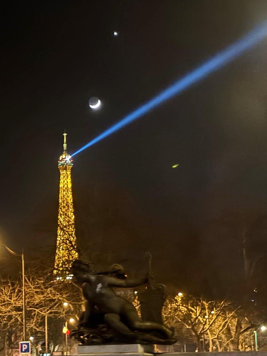 Eiffel with a crescent moon and venus in the background ❤️