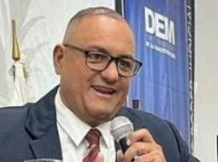 MiguelContigo's tweet photo. Atención. Desde DGCIM me acaban de filtrar esta información. El juez del Zulia Pedro Velazco supuestamente "se suicidó". Sus familiares están tratando de saber de él desde hace mucho y aparentemente las autoridades están enredadas en cómo dar parte de lo sucedido.
Velazco fue presidente del circuito judicial penal del Zulia. Fue detenido por la DGCIM,  por estar presuntamente vinculado con el empresario José Enrique Rincón, en el caso "esprimido" en su programa de TV por Diosdado Cabello @dcabellor .  El caso del camaronero.
Tampoco se sabe nada del resto de los detenidos en este caso, como por ejemplo, el ex Fiscal Superior del Zulia, José Gregorio Rondón y los jueces de la jurisdicción Maurielis Vilchez Prieto, Marjorie Plaza Hernández; Francisco Javier Urdaneta.
La situación que refieren sobre 4l abogado Velazco, también estaría siendo comentada entre funcionarios del Ministerio Público. Velazco había sido trasladado a la sede de la DGCIM en Boleita, Caracas.
#1febrero
#DGCIM
