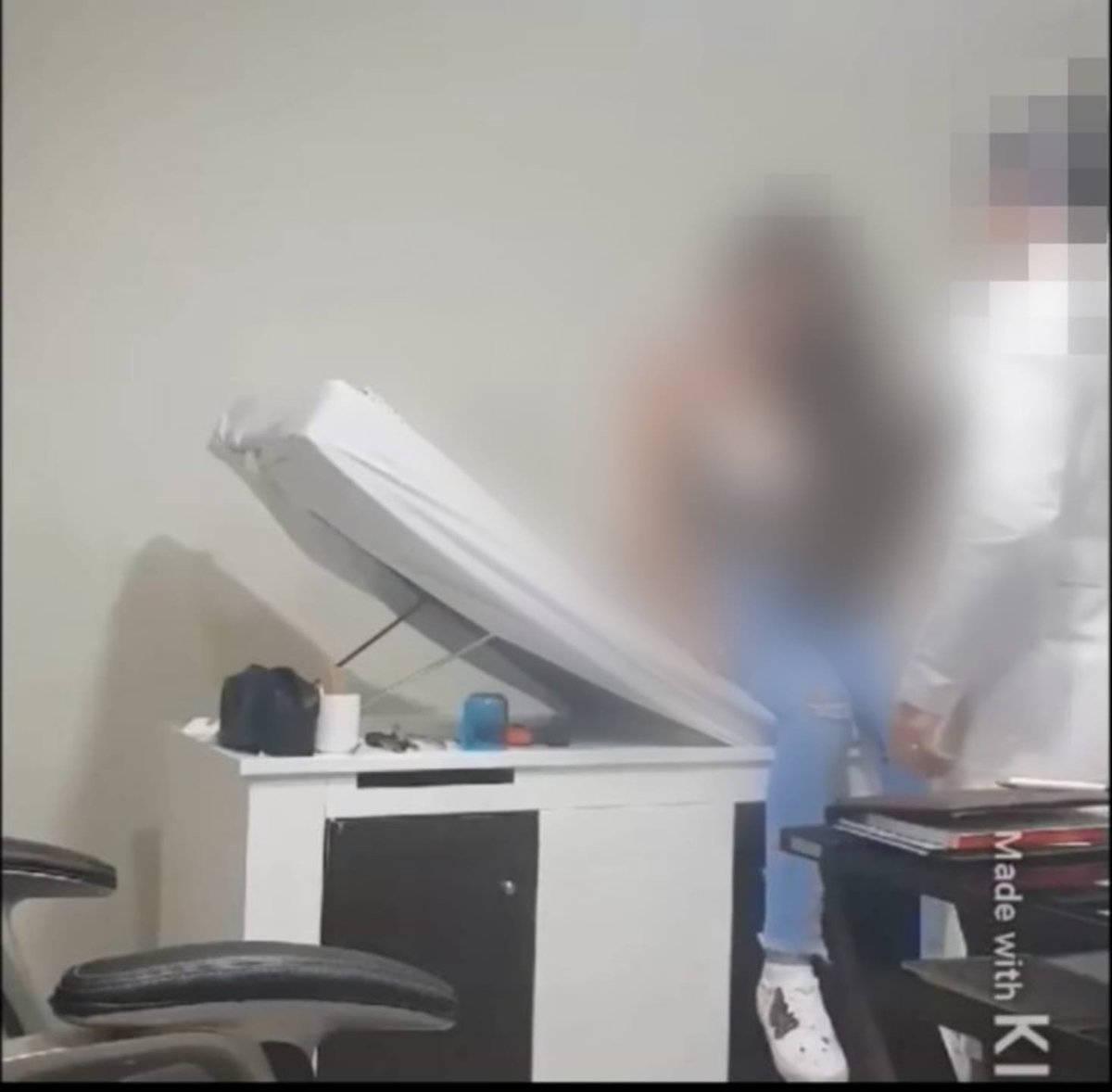 ZKl3r's tweet image. طبيب هتك عرض 93 امرأة على مدار 17 عاما 🚨🚨🚨🚨
ليشعر برجولته بعد ان اصيب بعجز جنسي  

صور ضحاياه بأوضاع مخلة.. فيديوهات طبيب مصري  تقوده لحبل المشنقة

ماهي قصته وكيف انكشف امره ؟ 

بسرد لكم التفاصيل أسفل التغريدة