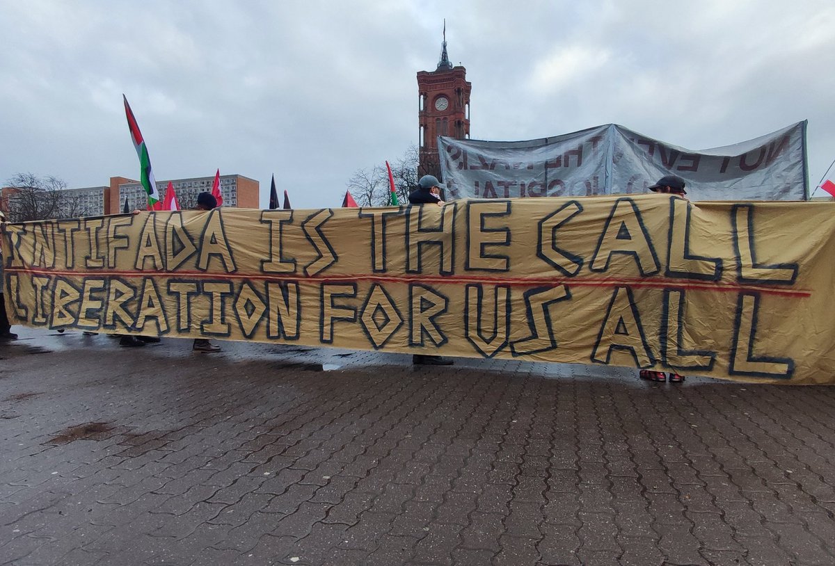 KaterHofmann's tweet photo. Stabiles Banner auf der heutigen Palästina-solidarischen Kundgebung in BERLIN.
Rebels. 

#B0102
PS: Calvin Klein bonus pic, nur für Kenner, in den DruKos. https://t.co/LwKXfThaiY