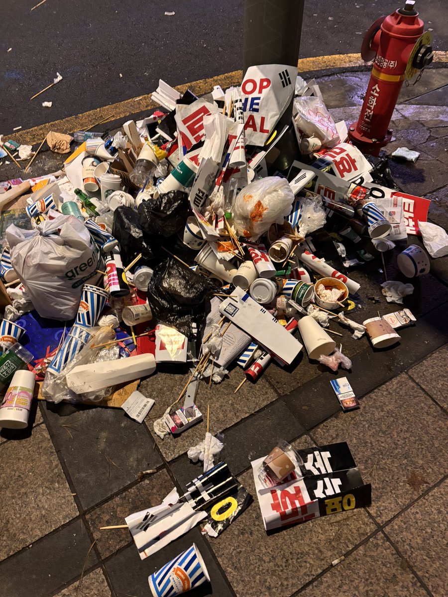 쓰레기 같은 인간들이
쓰레기처럼 모여서
쓰레기 짓을 하다가
쓰레기를 버리고 갔네