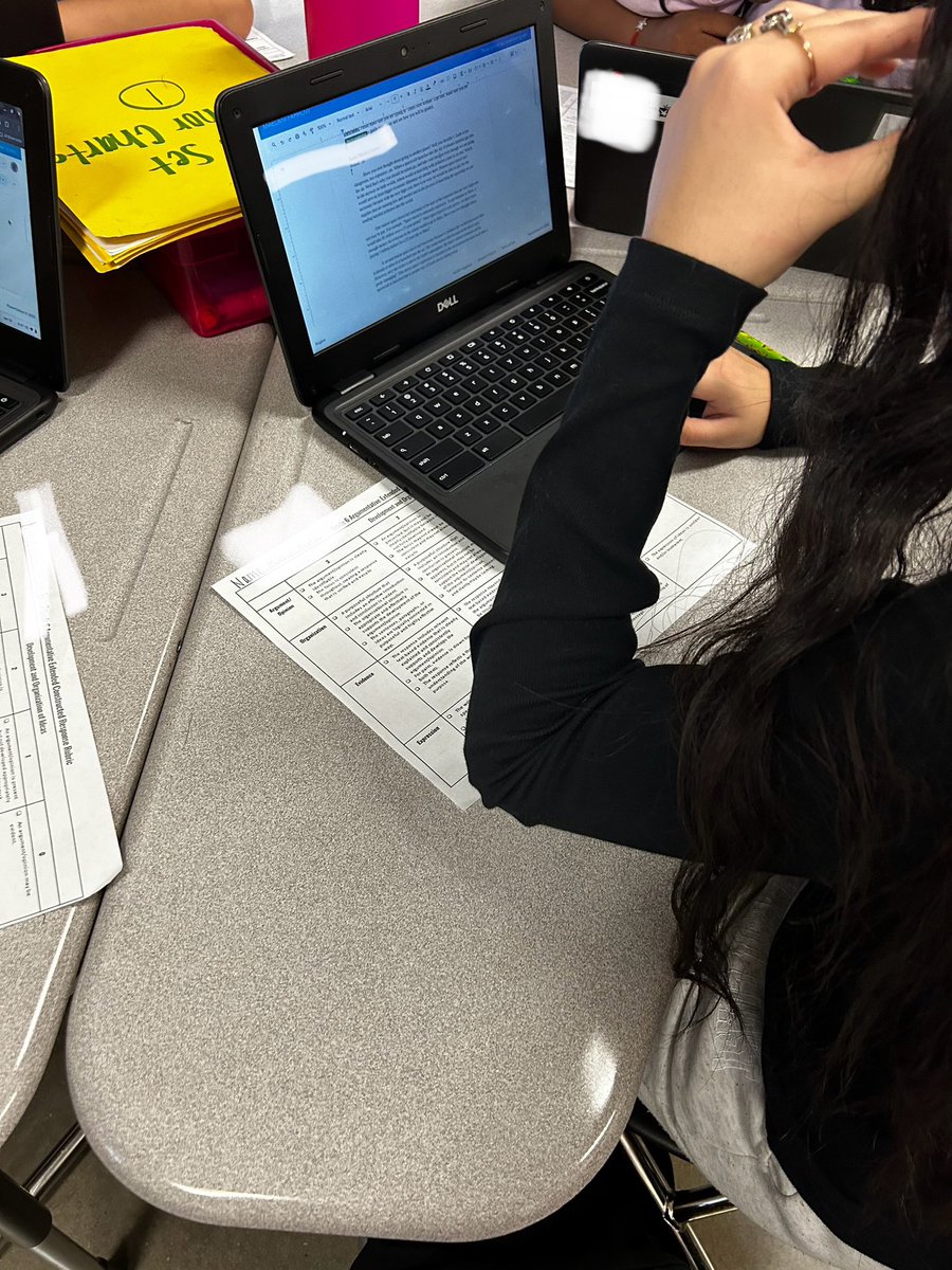 Grading using the rubric! Kiddos graded their peer’s essay using the rubric. 📝🖍️