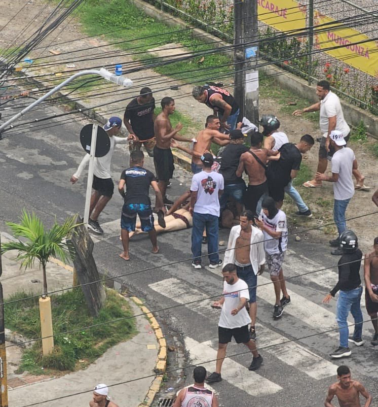 Membros de gangue criminosa organizada espancaram e estupraram um rapaz no meio da rua de Recife-PE, porque ele torce para um time diferente.