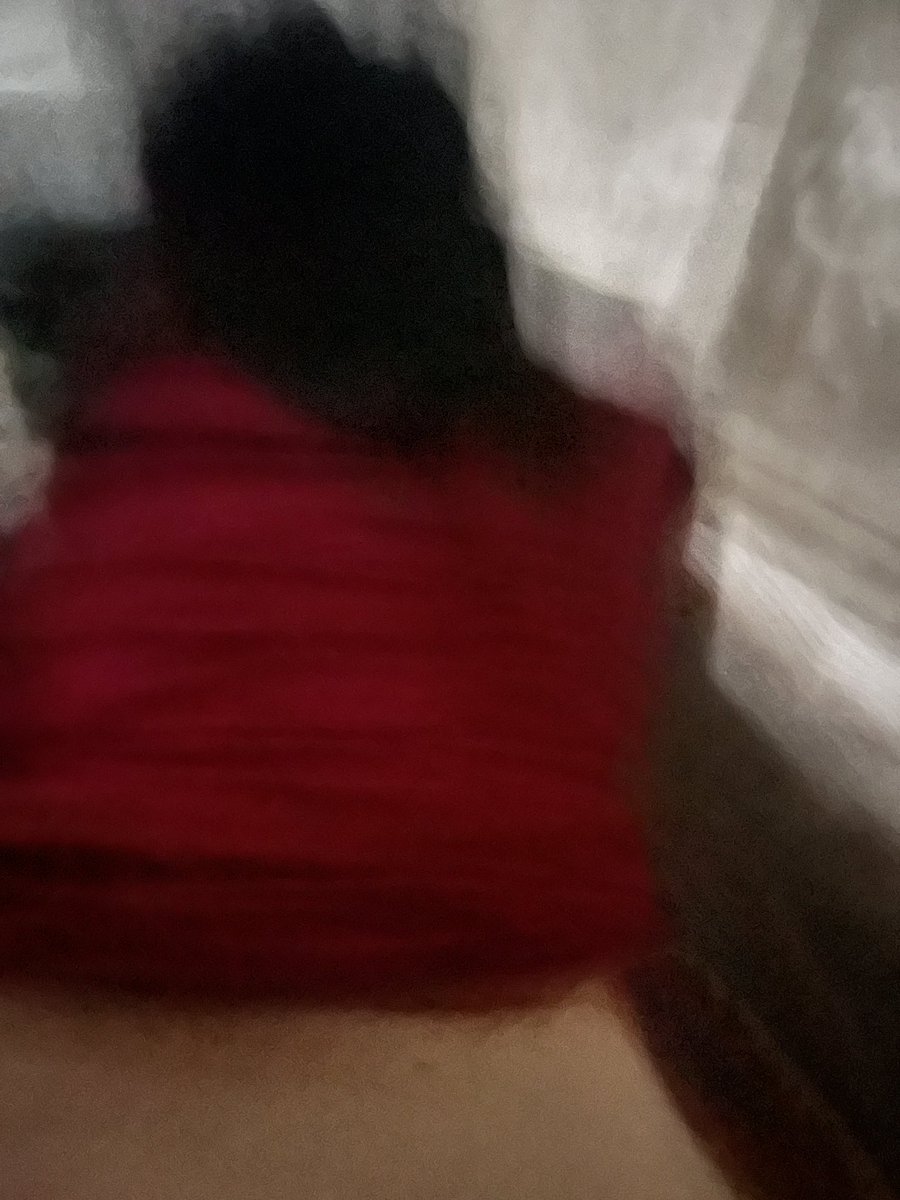sklifes's tweet photo. 一层阳台，还开着灯，还纱帘，骚屁媳妇没事似的，我咋这么紧张 https://t.co/O0kfxCpRSe