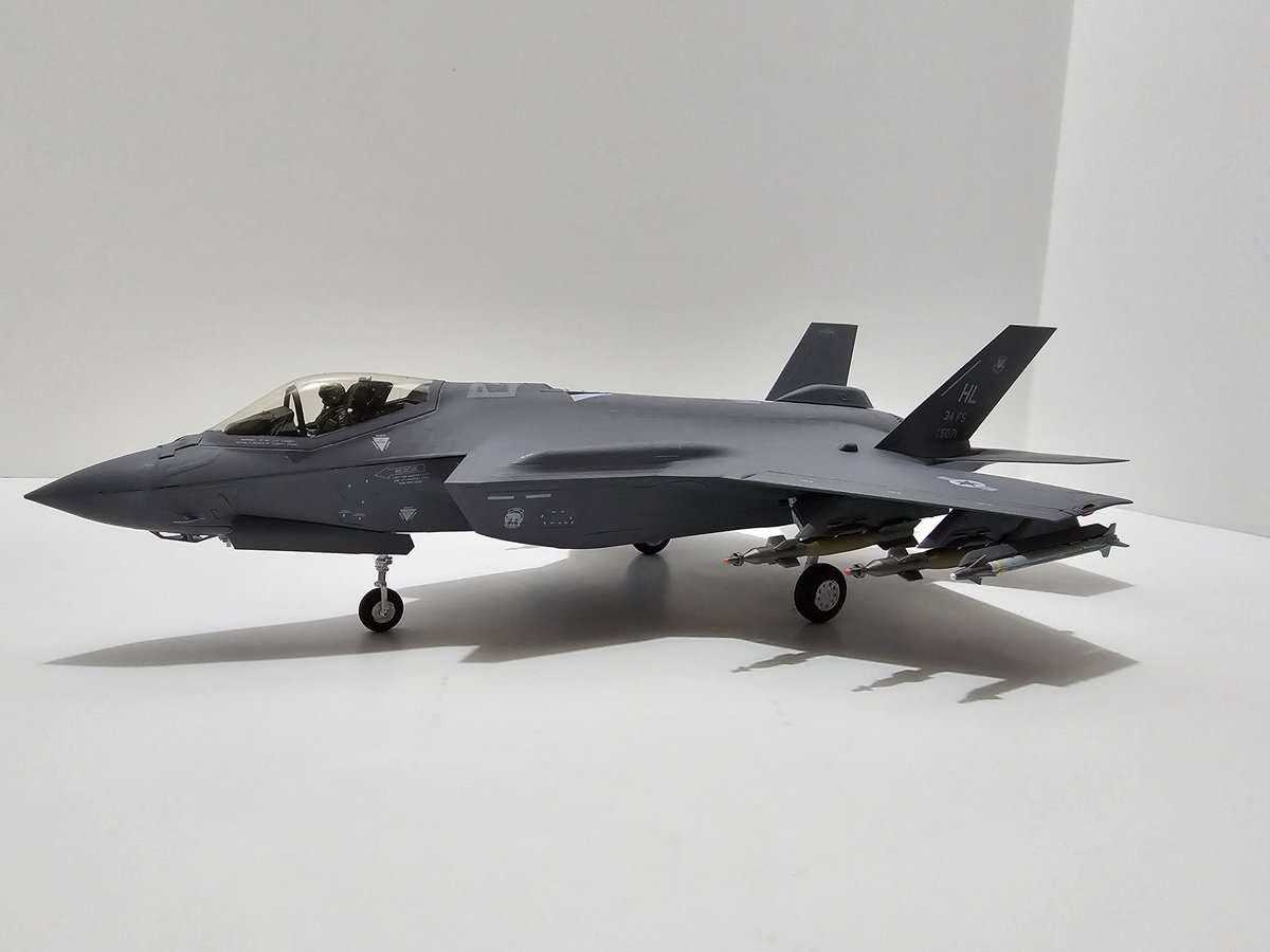 MidnightModeli1 tweet picture