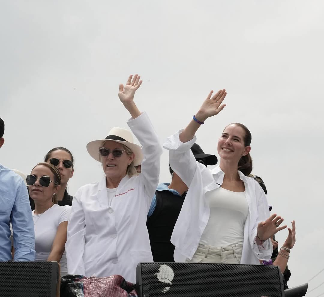 AnnabellaAzinEc's tweet image. Gracias a los ecuatorianos y a todos quienes alguna vez abrieron las puertas de sus hogares para recibirme.Servir a mi país ha sido el honor más grande de mi vida, hoy estoy lista para seguir ese camino desde una asamblea distinta.. 🧵
@DanielNoboaOk