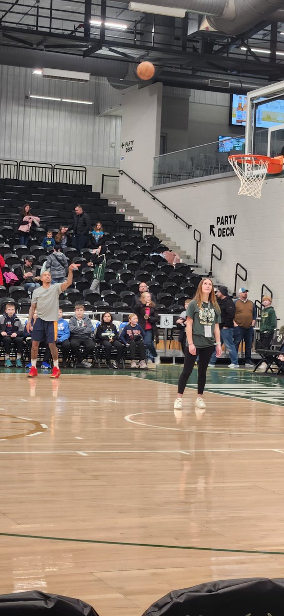 kellieakk's tweet photo. @isaiahthomas can't miss, it doesn't matter where he is on the court, he makes all of his baskets! #SIGNIT https://t.co/iQU9BHy0bU