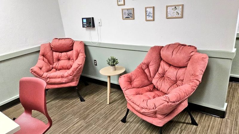 RaiderJayma's tweet image. Sending a huge thank you from our @TravisRebels staff to our dear friends at @MarriottATX for transforming our faculty lounge into a beautiful space. What a gift! And guess who is on their team? Brandon, a Rebel alumnus! #oncearebel @AustinISD
