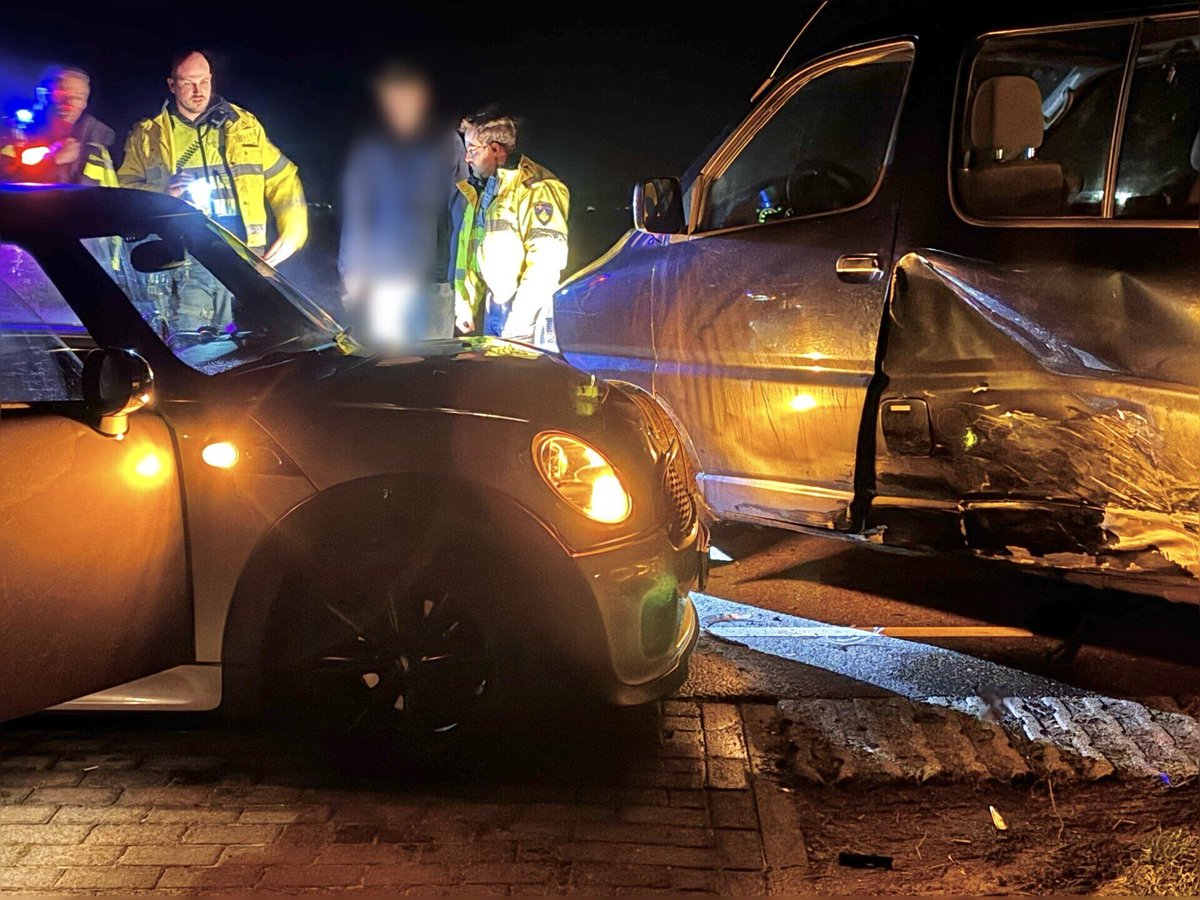 Botsing tussen automobilist en busje op de Kadijkweg in Andijk
