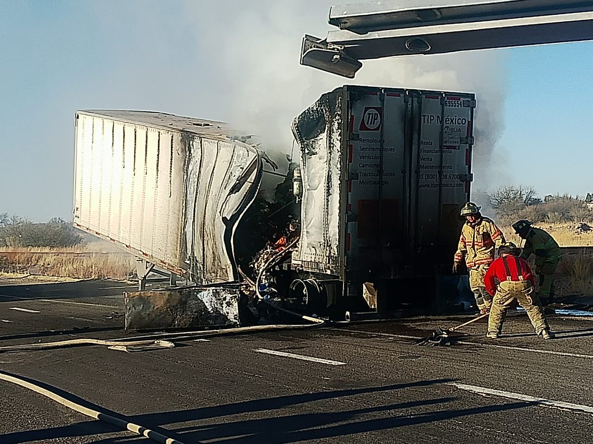 fermadera's tweet photo. 🚨🚨🚨 Esta tarde ocurrió el incendio de un tractocamión que transportaba mercancía de una tienda de autoservicio. 
Fue en el periférico en el libramiento oriente. Acudieron al lugar personal de @DurangoPC y @DMSPDGO
No se reportaron personas lesionadas. https://t.co/QLpHkNSKL5