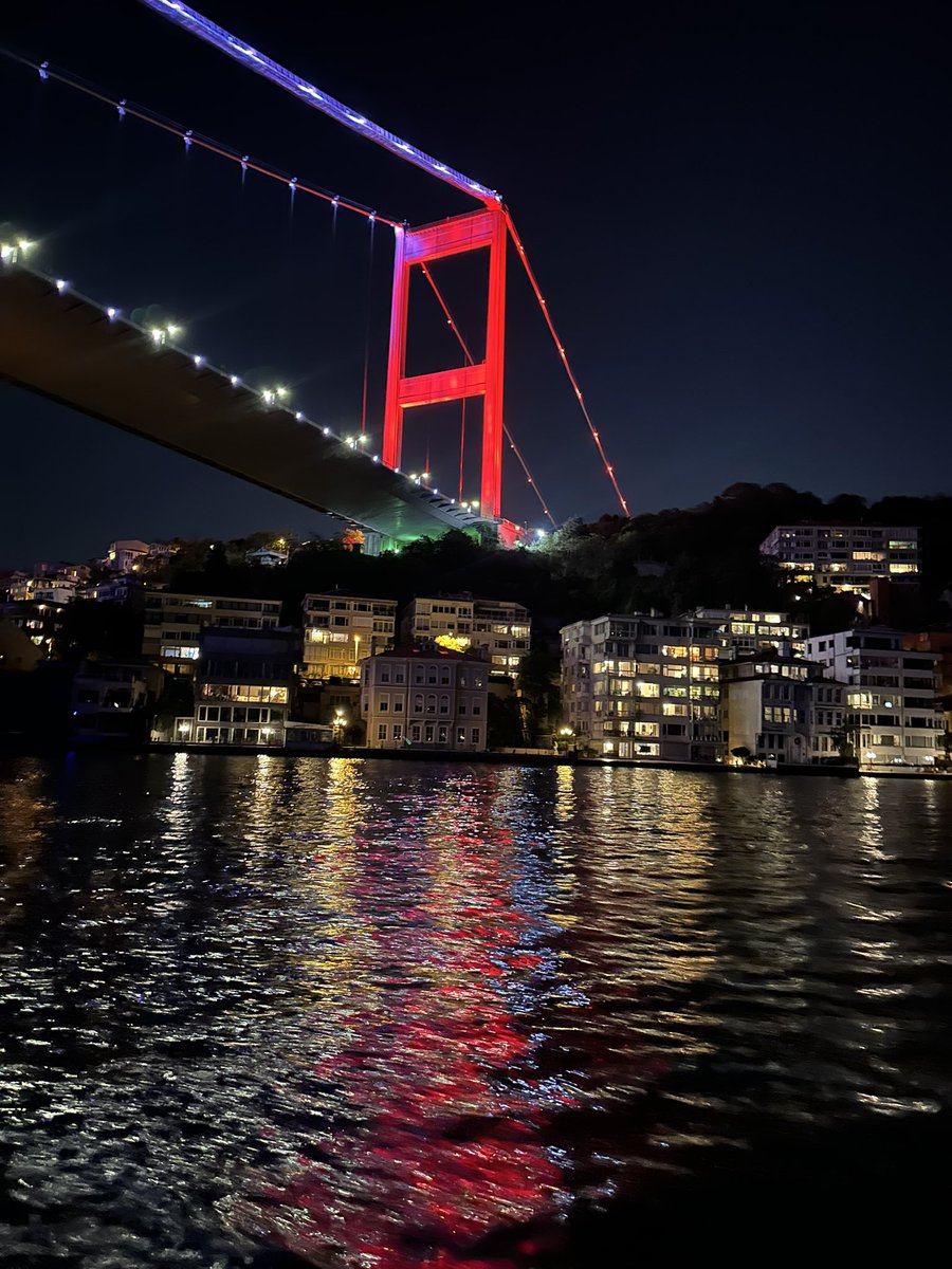 Buranın adı İstanbul,
Bir Gözü hep açık uyur.. 💚