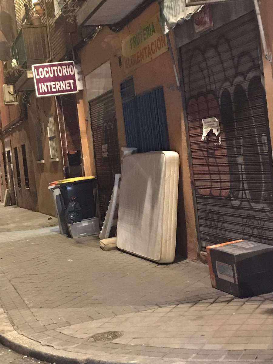 Calle de la Cordillera de Cuera, 4
#vallecasestasucia
#cuidemosvallecas
<a href="/Lineamadrid/">Línea Madrid</a> 
<a href="/VKSostenible/">Colectivo Vallekas Sostenible</a> 
<a href="/JMDpvallecas/">Puente de Vallecas</a> 
<a href="/AVPteVallecas/">A.V.Puente Vallecas-San Diego</a>