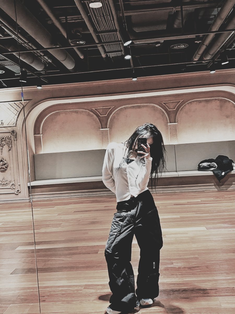 Afhyeon's tweet photo. Her  loose  hair  and  messy  look  give  her  a  natural  look.  Immortalized  in  a  mirror  selfie,  brushed  up  stylishly,  making  every  side  of  her  look  show  off  charm. https://t.co/HMZ6syjKNE