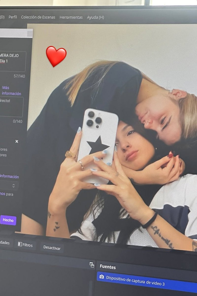 bolderangie's tweet image. detrás de una mujer jugando un torneo de Minecraft hay otra detrás de cámaras haciéndole la merienda🙏🏻⭐💌