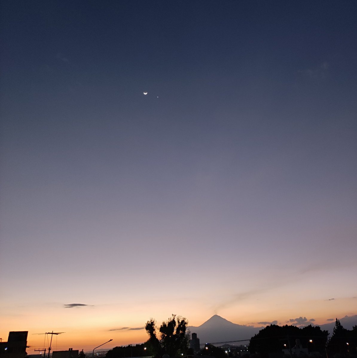 AMEDELS's tweet image. El atardecer con la luna, Venus y de fondo el volcán #Puebla
