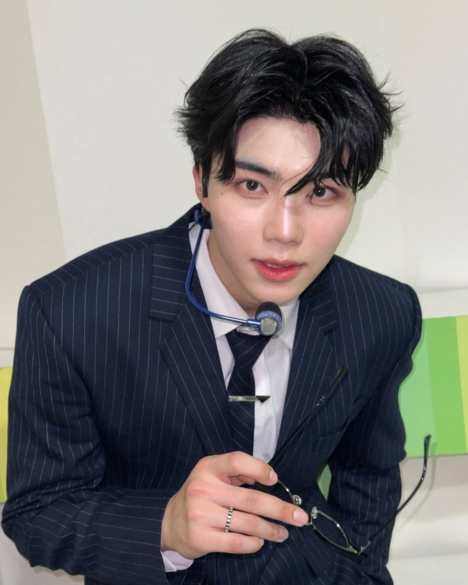 Just dropped a cover of Mr. Mr. by Girls’ Generation sunbaenim, suited up, looking sharp, and feeling like a whole boss. The vibes? Immaculate. The drip? Unmatched. Hope y’all love it as much as I enjoyed singing it.
