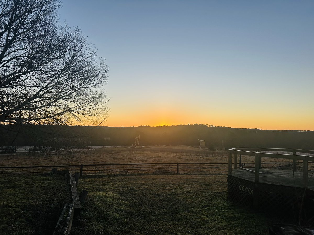 wadestanford's tweet photo. From sunrise to sunset, the first day of February has been a beautiful day!!
#sunrise #sunriseoftheday #sunrisephotography #sunriselover #sunrises #sunset #sunsets #sunset_pics #sunsetlovers #sunsetphotography #sunsetlover #sunsetsky #sunsetgram https://t.co/MOQ0UOE5rV