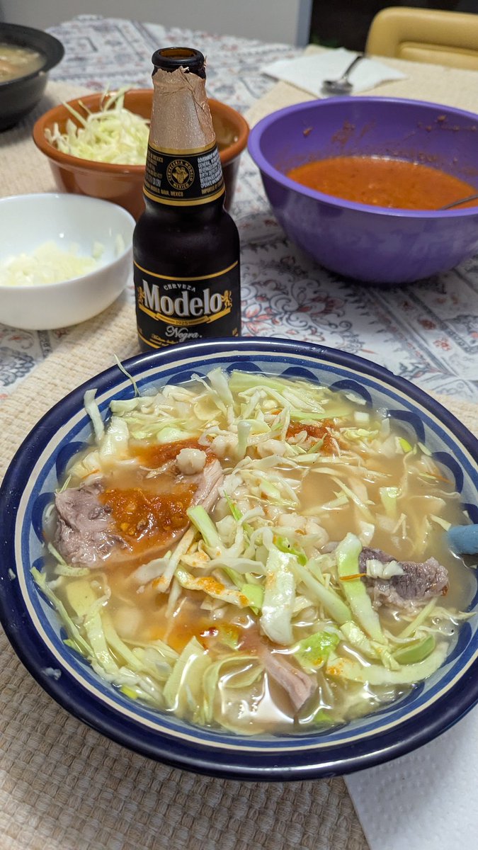 No podía faltar un pozole para este día frío y de mucha lluvia. 🌧️🌬️ Y en esta ocasión, hice un pozole blanco, el favorito de mi papá 🇲🇽❤️
