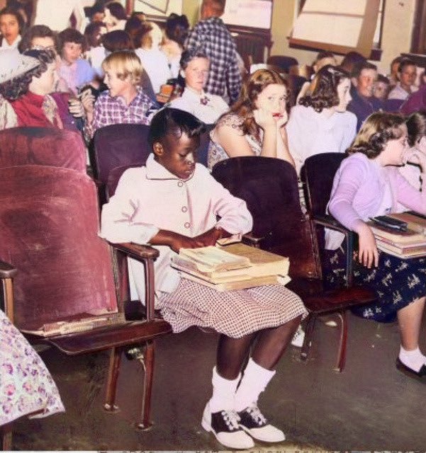 Her name is Donna Jean Barksdale, she was 11 and one of the first Black kids in an all white school in Arkansas 1955

It’s only been 70 years since Black kids were even allowed to be in the same school as white kids…never let anyone tell you Black history doesn’t matter