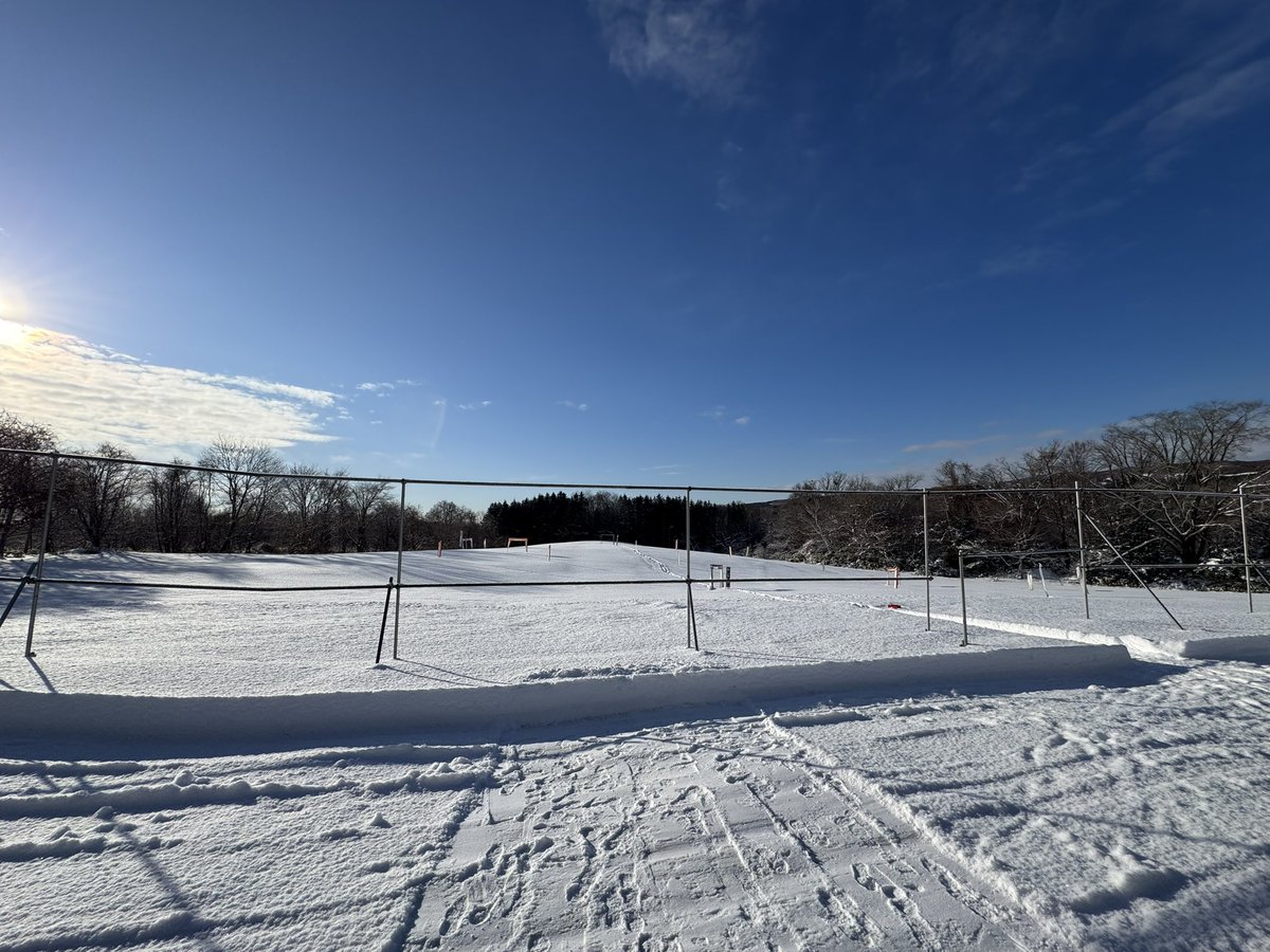 shigezo201's tweet photo. 久しぶりに雪が降った札幌近辺ですが飛行場は綺麗になっていてドロン子が着陸ポイント付近のみ除雪。
いいお天気ですし頑張って練習しますかね〜🔥

#ブリッド株式会社
#TeamBRIDE
#ブリッドギャルズ
#BMSRacing
#株式会社ヒロセ
#epsomsalt
#seacrystals
#株式会社共立電機製作所
#HDRA
#HINA_FPV https://t.co/FadGifrQJz
