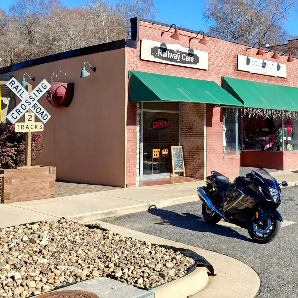 jcauseyfd's tweet photo. It was a hot dogs, ice cream and motorcycle kind of day. #SUZUKI #hayabusa #hotdogrun #icecreamrun https://t.co/NikctvWa9e