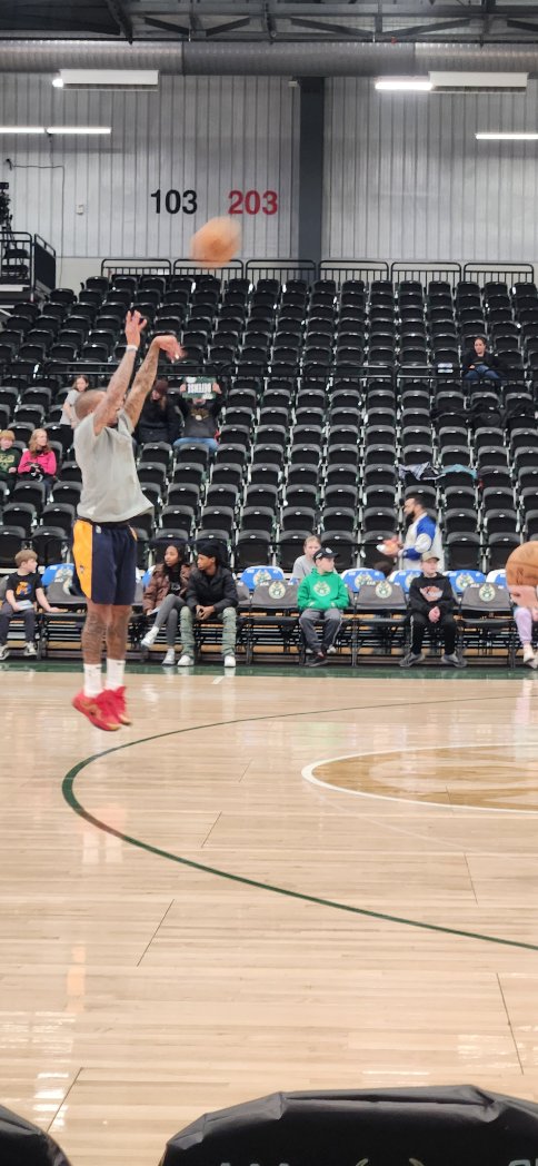 kellieakk's tweet photo. The man doesn't miss! @isaiahthomas is a beast! #SIGNIT https://t.co/9HHPUmwX99