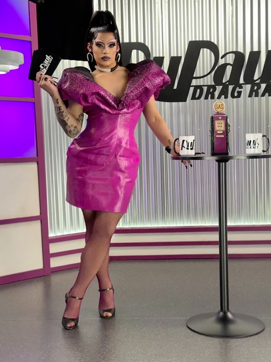 SalinaEstitties's tweet image. 🐷 a @monetxchange qui qui henny
A new @RuPaulsDragRace #PitStop 

youtu.be/vbsfro4YJeQ?si…