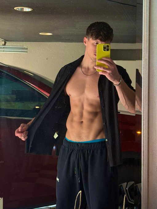 Watch Zac's leaked NSFW photo on TwXstars