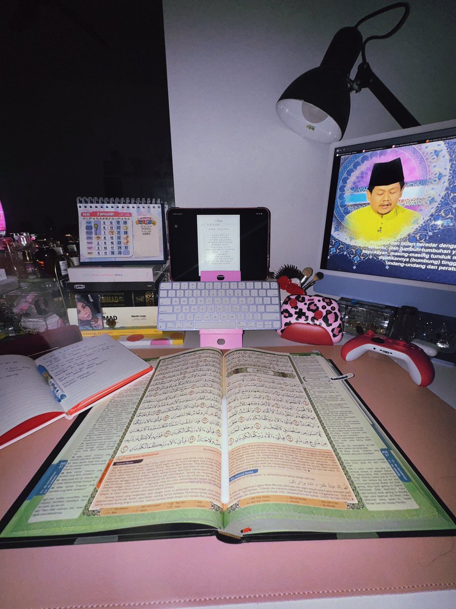 Macam biasa…

4am bangun mandi, sambung selawat lepastu pukul 5:30am baca surah Ar Rahman sambil dengar bacaan surah Ar Rahman kat TV1.