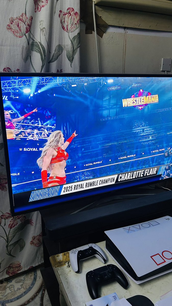 BabertusM's tweet photo. Oh no! Not @MsCharlotteWWE #WWERoyalRumble #WWEonNetflix @WWE @Charlott https://t.co/E9Ny7uG5L1