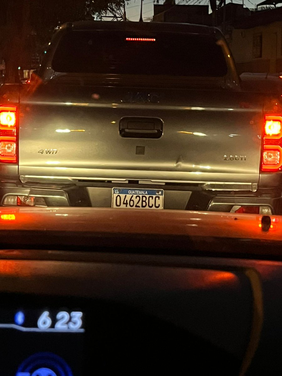 Un carro con placa oficial circulando en zona 5