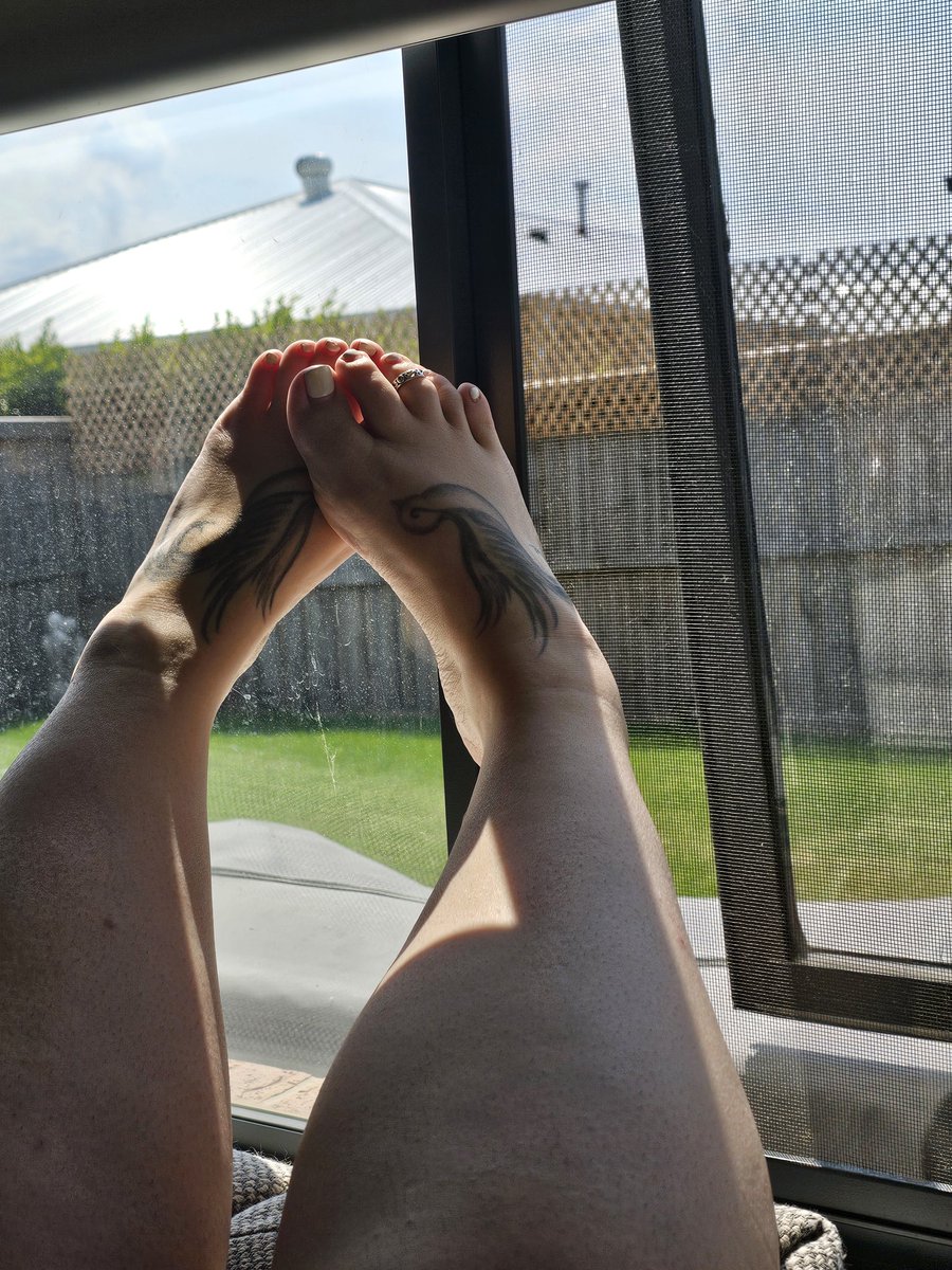 Would love a foot massage right now 

#girl #gothgirl #feetworshi̇p #feetِ #chubby #nailpolish